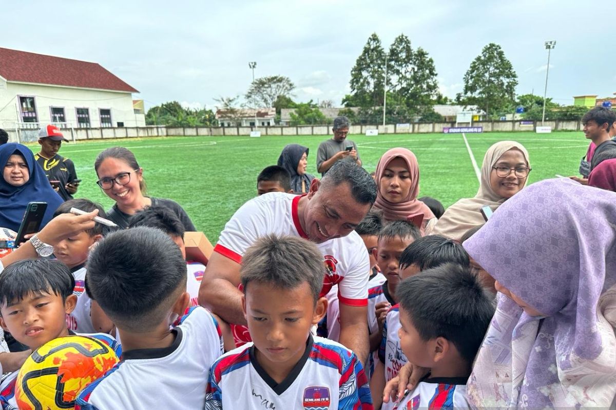 Para legenda turut bina sebuah akademi sepak bola di Tangerang
