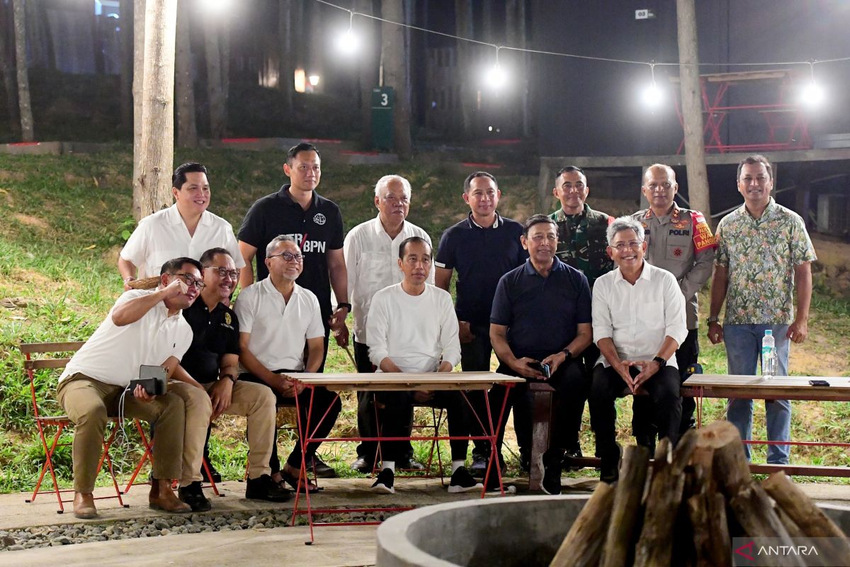 Presiden nikmati malam di IKN bersama para menteri dan Panglima TNI