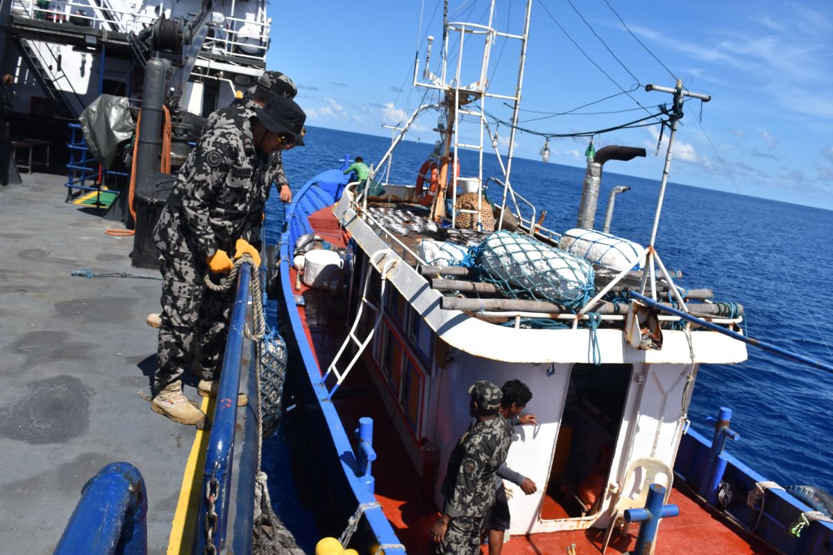 Petugas tangkap kapal ikan Filipina di perairan Sulawesi