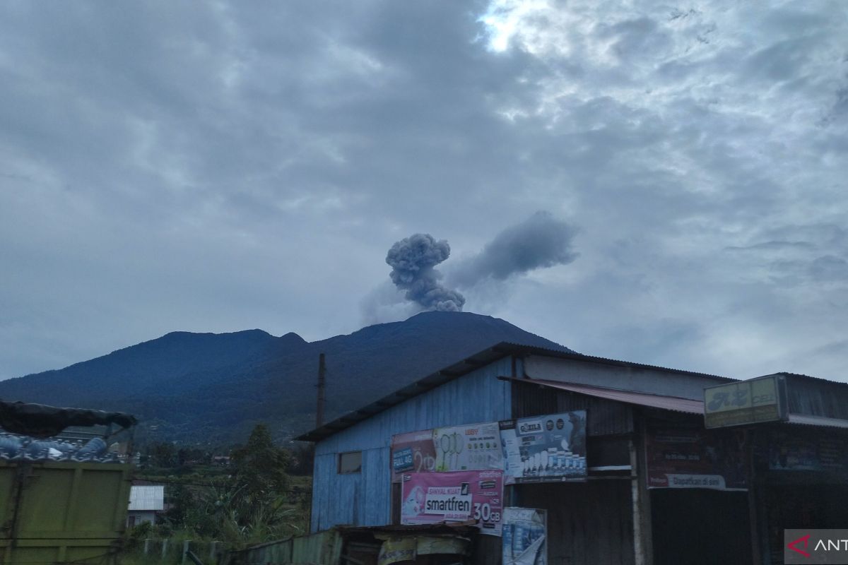 Operasional Bandara Minangkabau kembali ditutup akibat erupsi Marapi