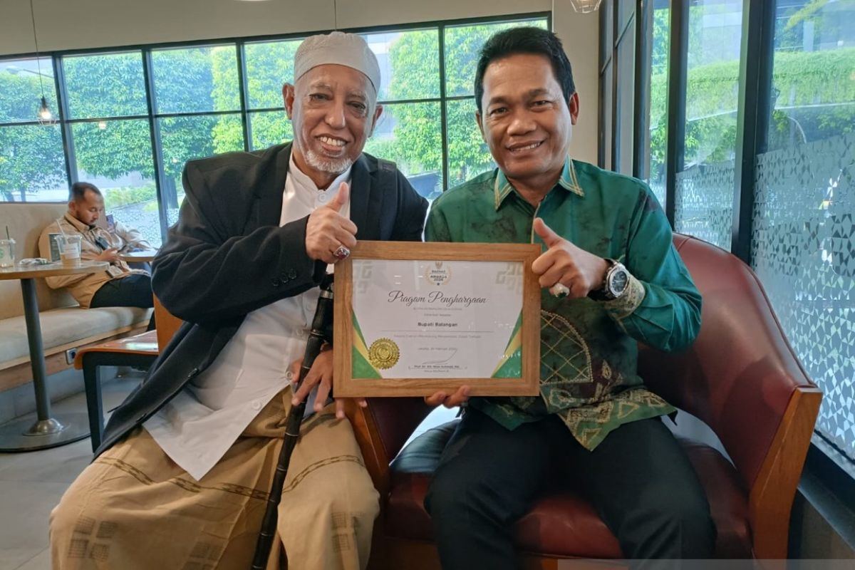 Balangan Regent awarded as supporting for the best zakat management