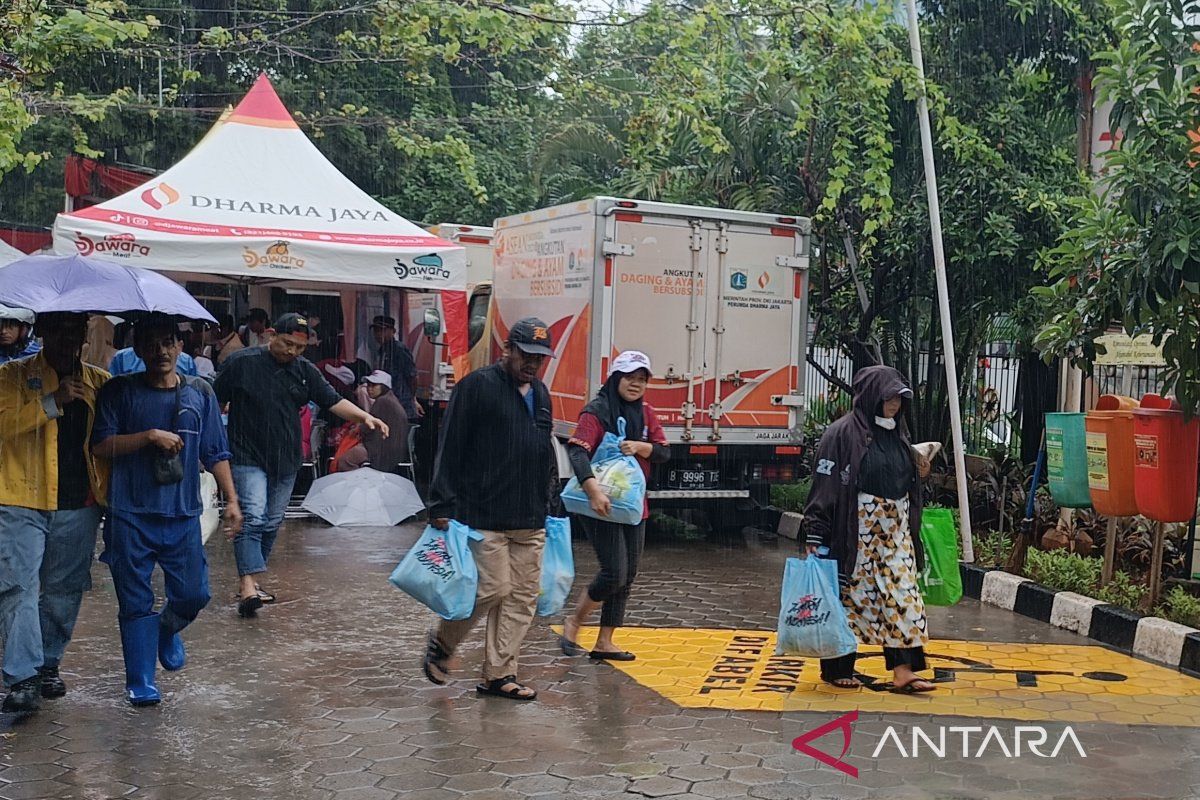 Meski hujan, warga Jaksel tetap berburu sembako murah