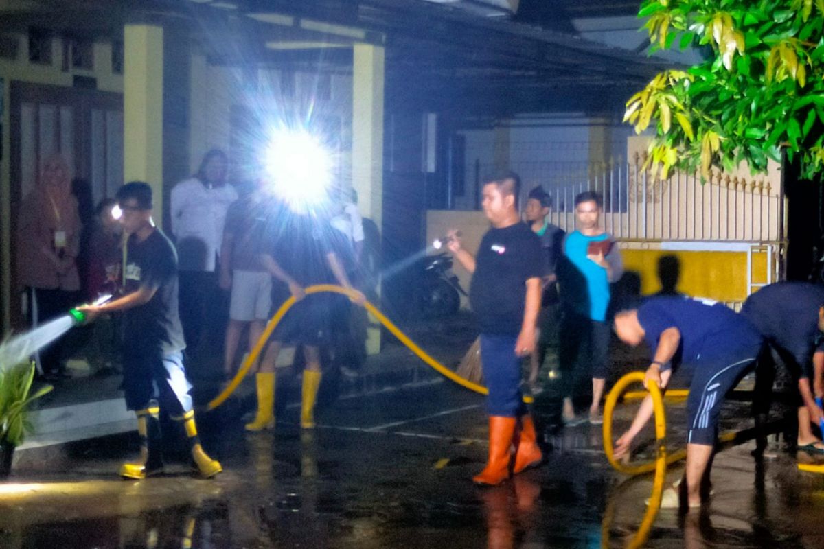 Personel BPBD Bantul dikerahkan evakuasi banjir genangi bangunan SD