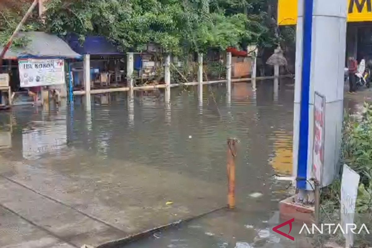 Banjir juga landa kawasan perkantoran di Jalan Pangeran Tubagus Angke
