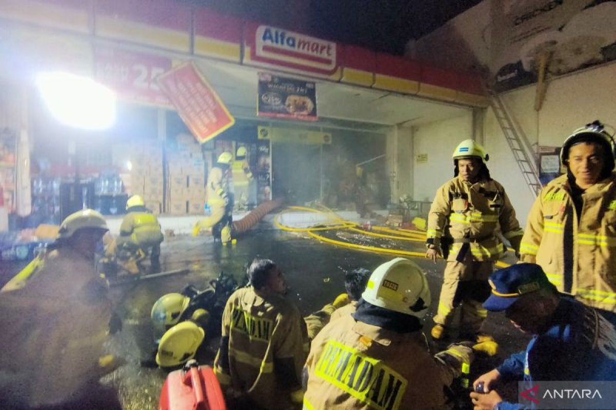 Sebuah minimarket di Palmerah terbakar