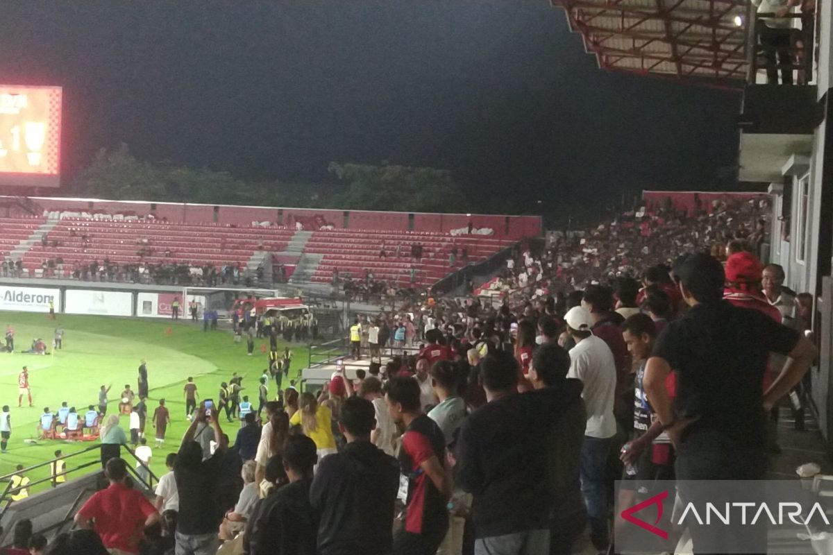 Petugas tenangkan keributan penonton saat laga Bali United-Persis Solo