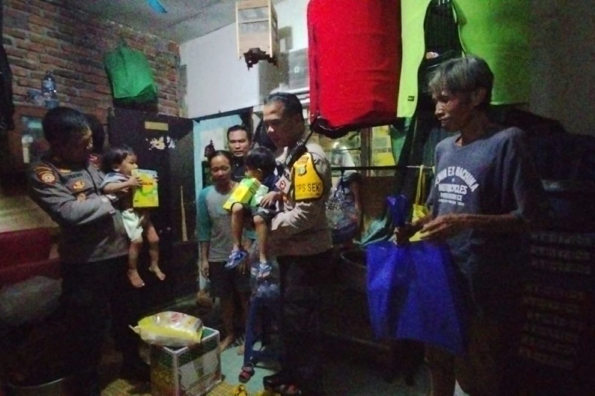 Polisi bagikan sembako dan susu untuk anak-anak stunting