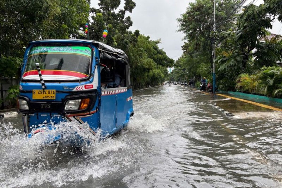 60 petugas atasi banjir di Cempaka Putih