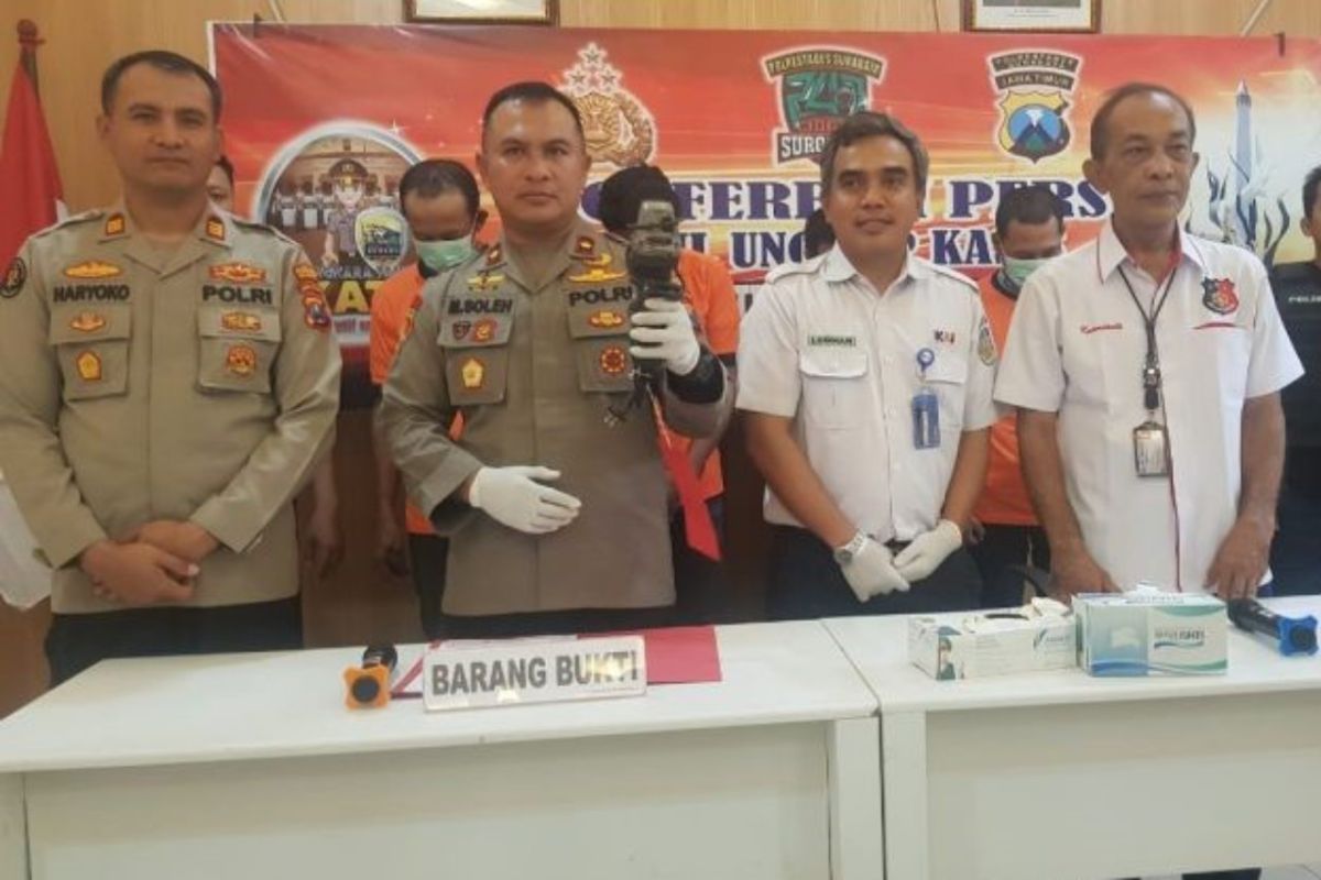 Polisi Surabaya tangkap empat tersangka pencuri tiang milik KAI