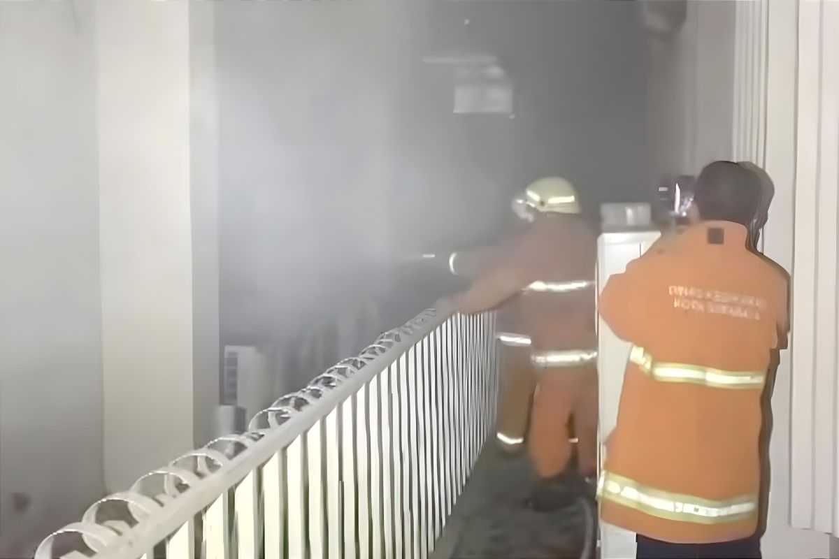 Petugas damkar padamkan api di RS Mata Undaan Surabaya