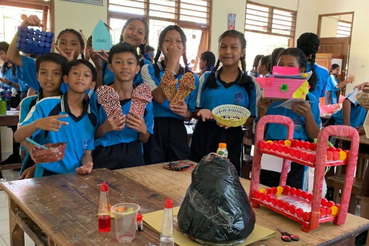 Pelajar SMP di Singaraja-Bali daur ulang sampah wujud cinta lingkungan