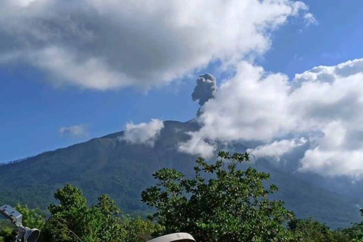 Bergejolak, warga diimbau tak masuki radius bahaya erupsi Gunung Ile Lewotolok