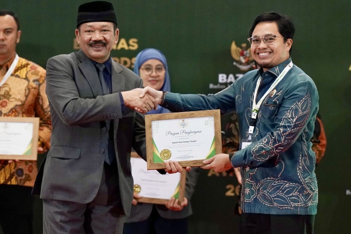 Bupati HST terima penghargaan kelola zakat terbaik BAZNAS RI