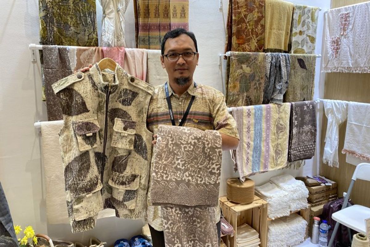 Pelaku UMKM olah rami jadi kain batik di Inacraft 2024