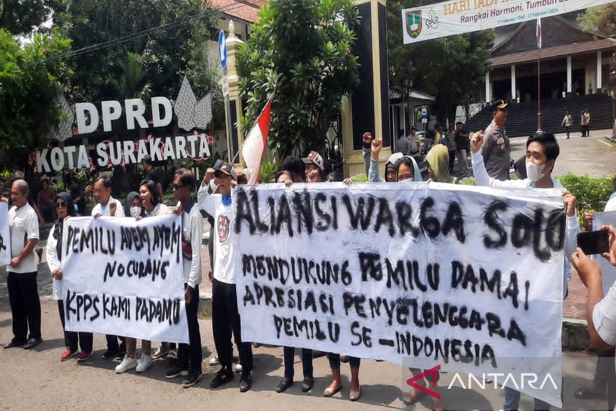 Masyarakat  aksi di depan DPRD Surakarta dukung "Pemilu Adem No Curang"