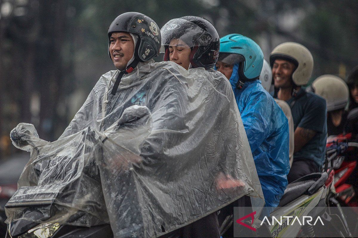 BMKG: sebagian besar wilayah Indonesia berisiko diguyur hujan