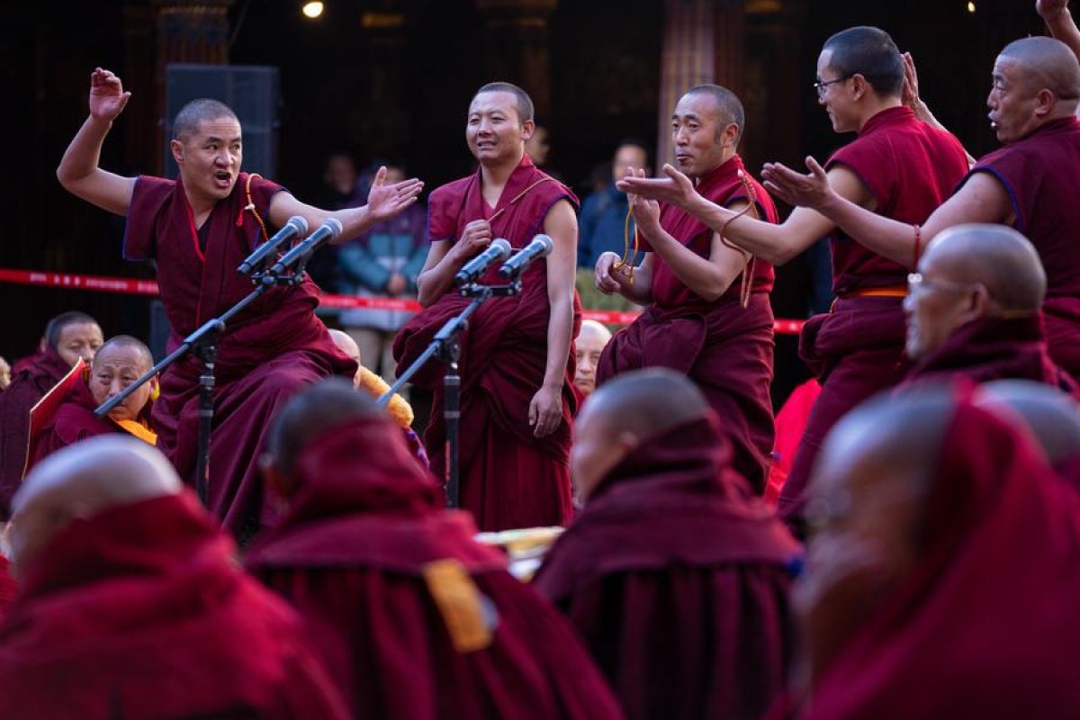 12 biksu terima gelar setara doktor dalam Buddhisme Tibet