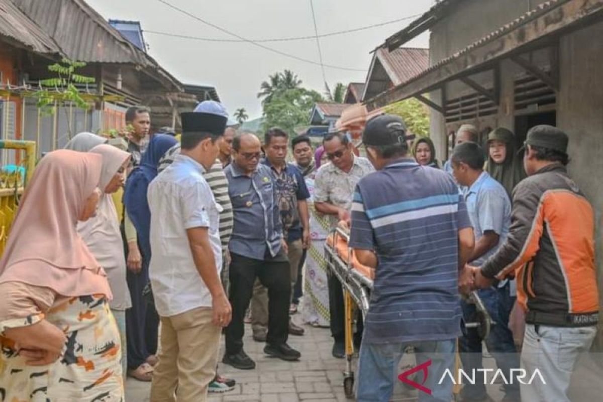 Pj Wali Kota Padangsidimpuan kunjungi warga kurang mampu