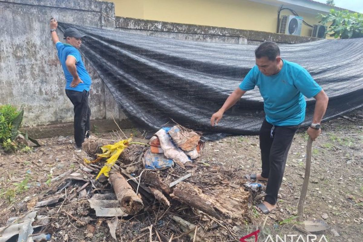 Jumat bersih, Kadis DP3AKB Pangkalpinang ajak pegawai jaga kebersihan kantor
