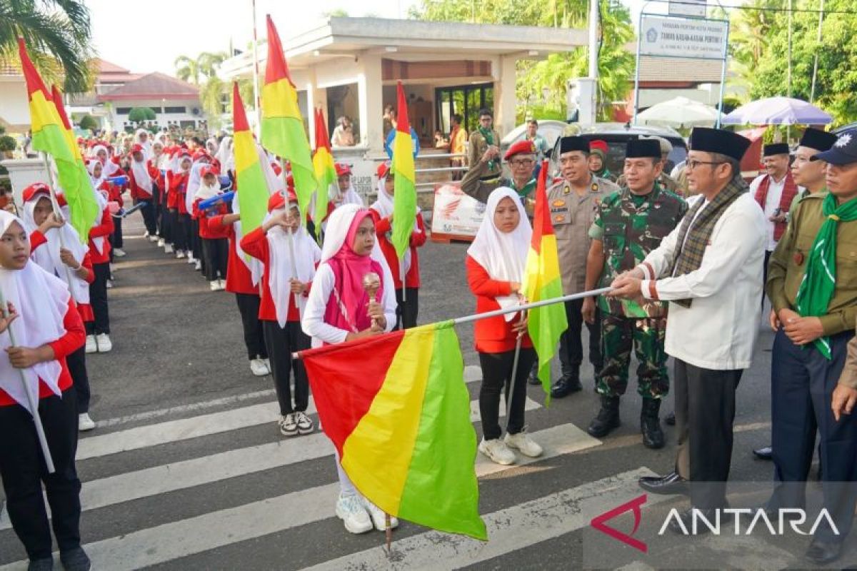 Hendri Septa Lepas Pawai Taaruf Gerakan Kepanduan HW Sumbar