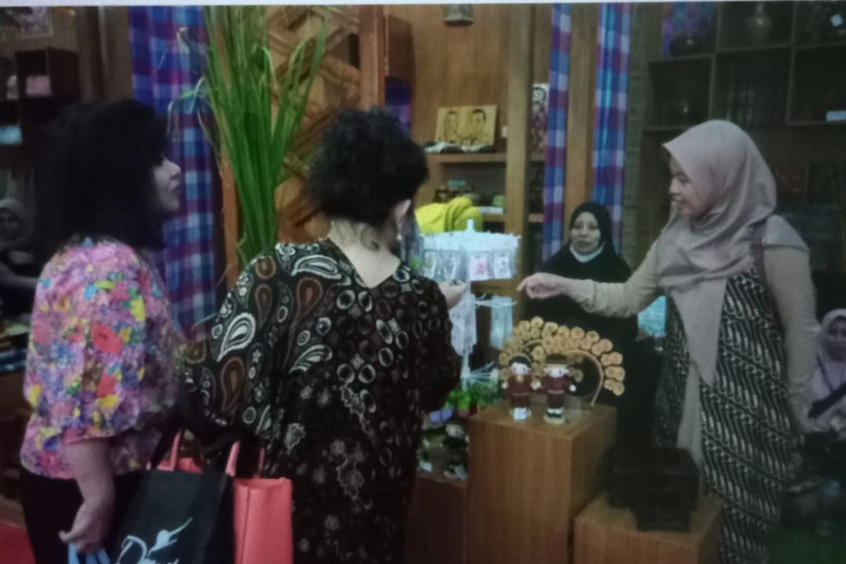 Produk inovasi Dekranasda Lutim ramai peminat di Inacraft JCC