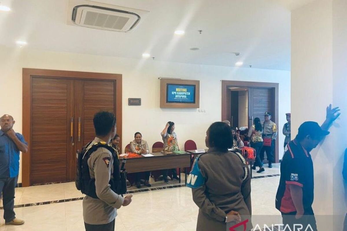 Polres siagakan 100 personel kawal pleno KPU Kabupaten Jayapura