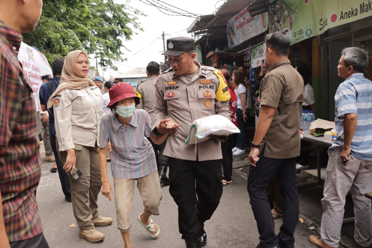 Polisi membagikan 350 kantong beras kepada warga di Taman Sari