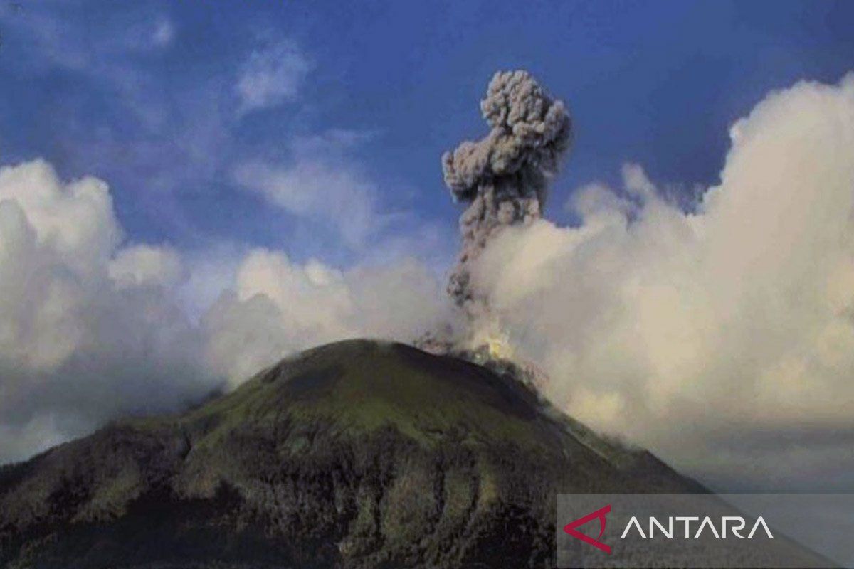 Pos pemantau sebut 19 kali erupsi Gunung Lewotolok