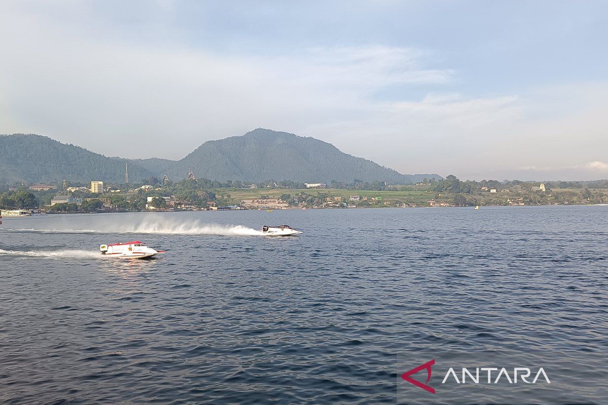 Jonas Andersson tercepat kualifikasi F1 Powerboat Danau Toba 2024