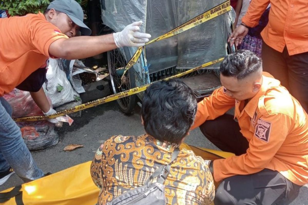 Petugas evakuasi jenazah bayi terbungkus plastik di Surabaya