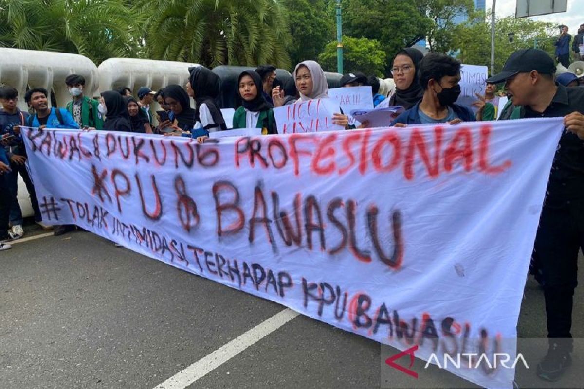 Ratusan pelajar dan mahasiswa unjuk rasa di depan KPU dan Bawaslu