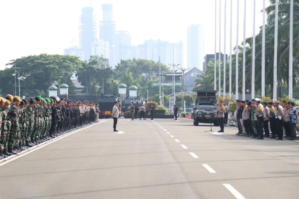 Ribuan personel gabungan amankan demo terkait pemilu di gedung DPR/MPR