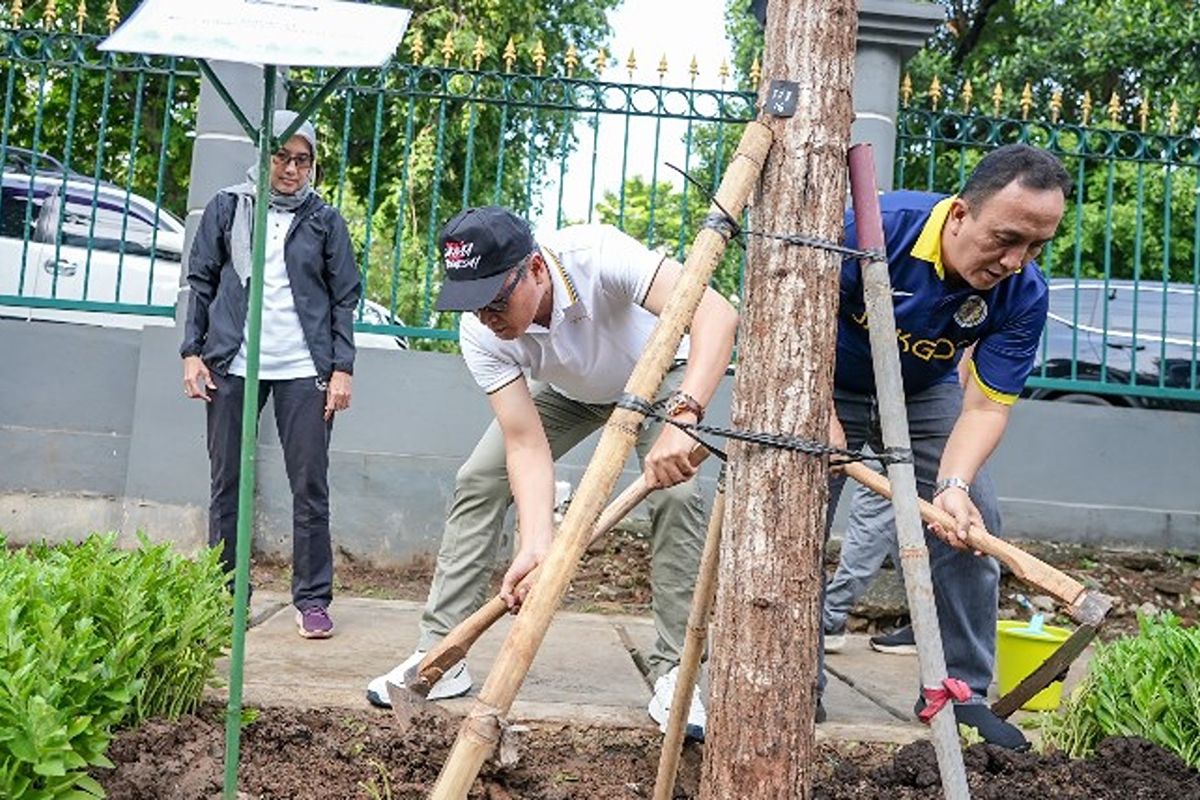 Pemkot Jakpus tanam pohon di RSPAD Gatot Subroto guna manfaatkan lahan