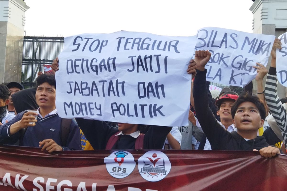 Ribuan pemuda lakukan aksi penolakan hak angket di DPR/DPD/MPR RI