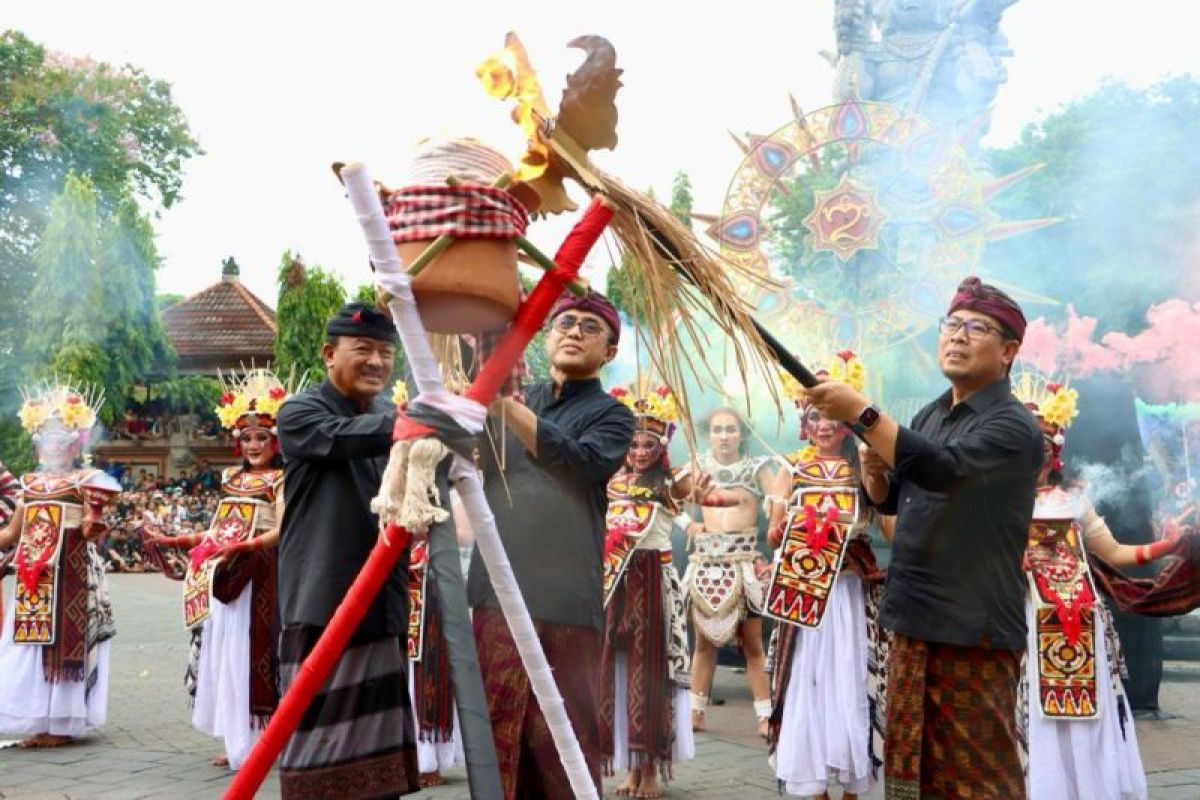 Sebanyak 12 Ogoh-ogoh terbaik di Denpasar tampil dalam parade Kasanga Festival