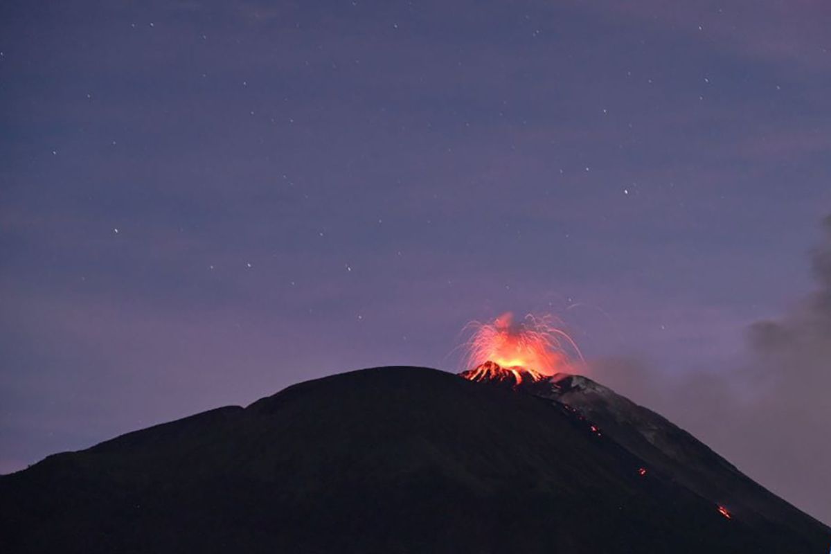 Pos pemantau: 19 kali erupsi Gunung Lewotolok