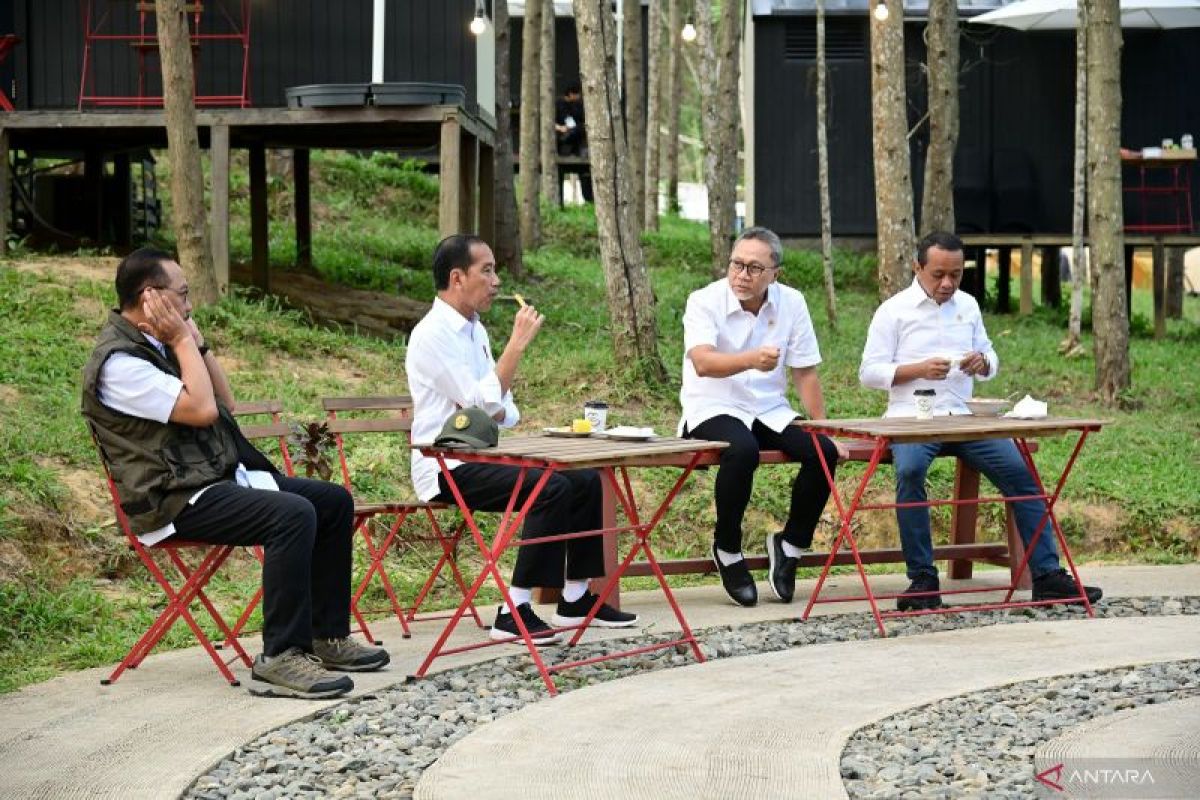 Jokowi bersama para menteri sarapan sukun goreng di IKN