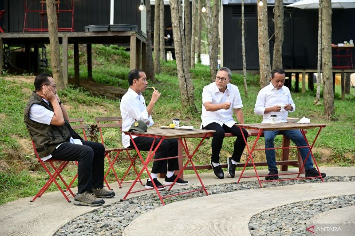 Jokowi sarapan sukun goreng bersama para menteri di IKN