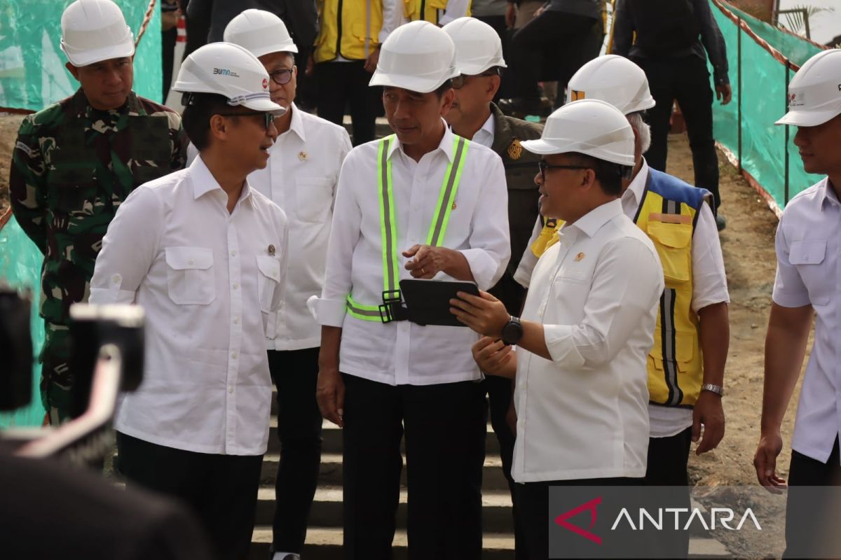 Jokowi meninjau pembangunan menara perumahan untuk ASN di IKN