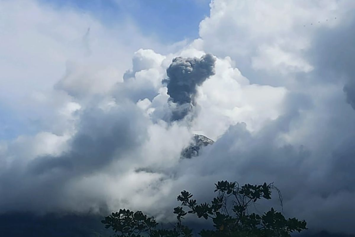 Erupsi kembali terjadi di puncak Gunung Ile Lewotolok