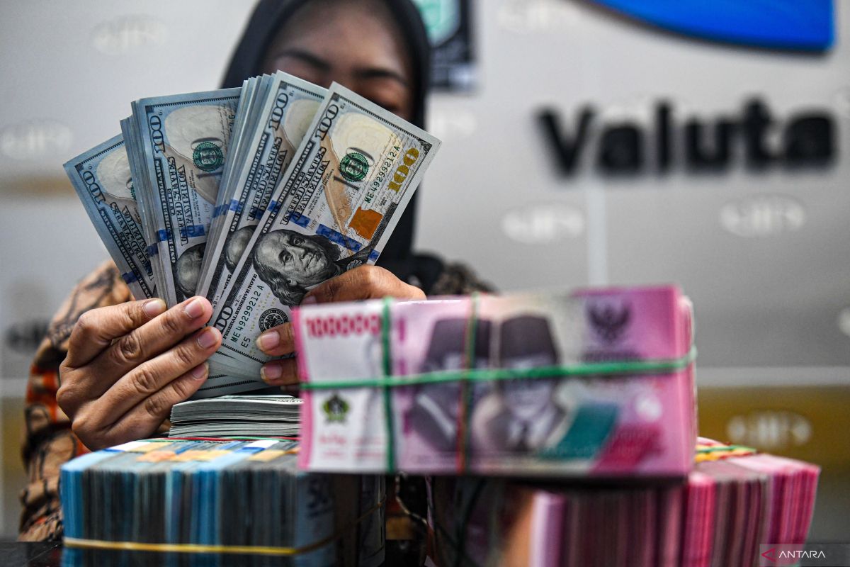 Rupiah naik tipis di tengah pasar nantikan rilis data PCE AS