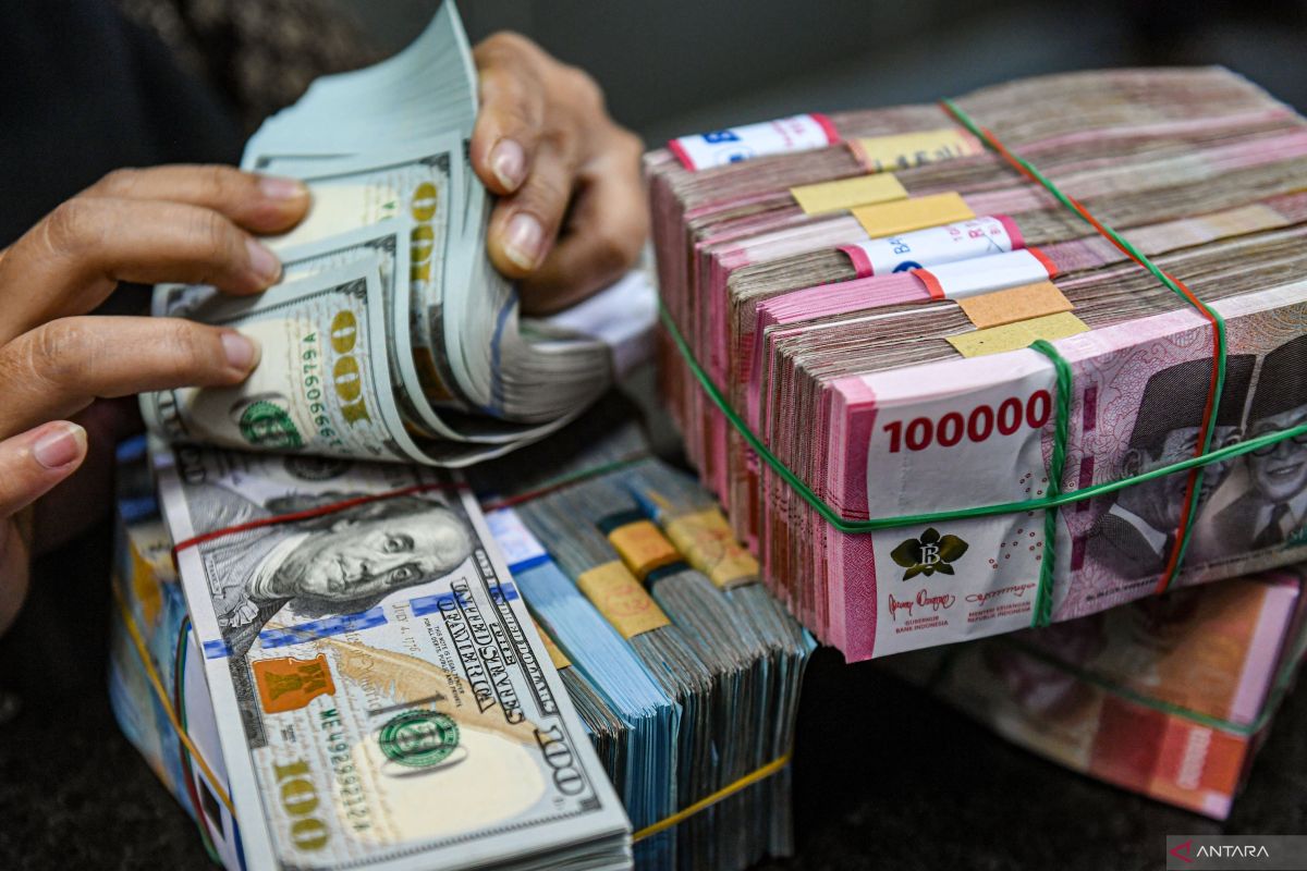 Rupiah Selasa pagi naik 27 poin menjadi Rp15.928 per dolar AS