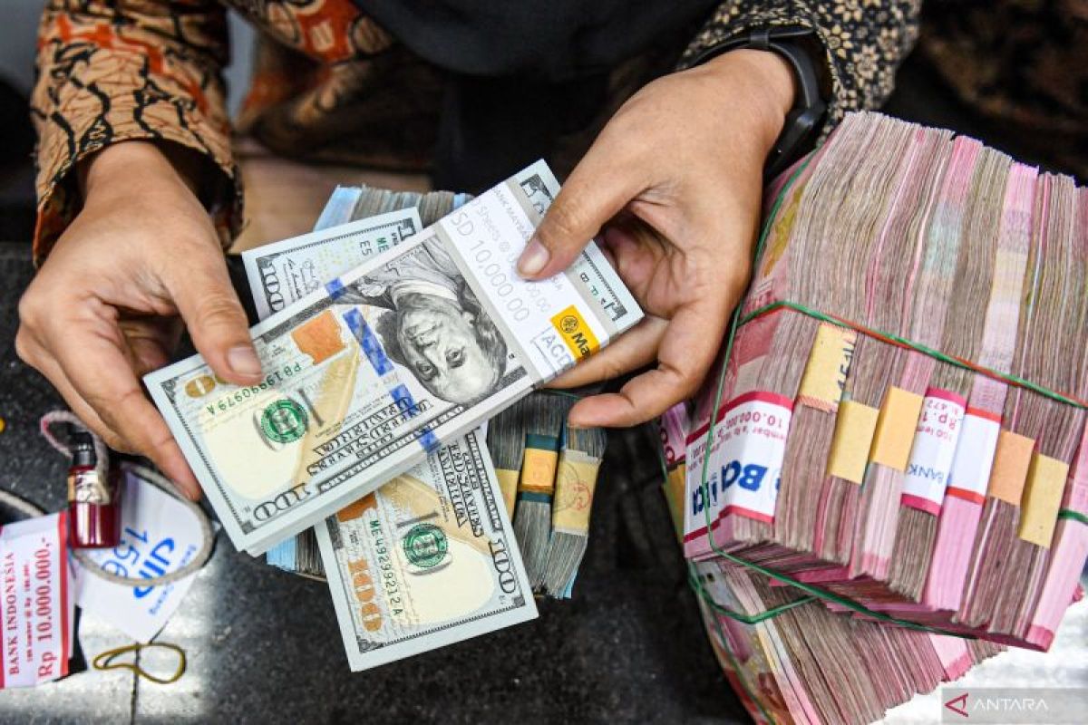 Rupiah hari ini menguat di tengah surplus neraca perdagangan domestik