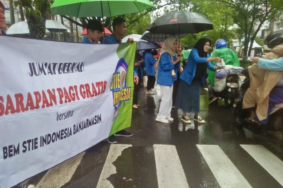 Mahasiswa STIEI Banjarmasin berbagi pada momen Jumat berkah