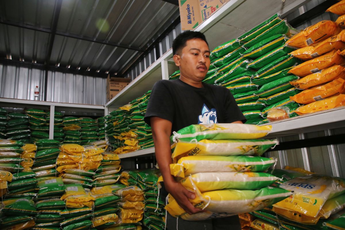 Dinkopdag Surabaya distribusikan beras ke 64 pasar jelang Ramadhan