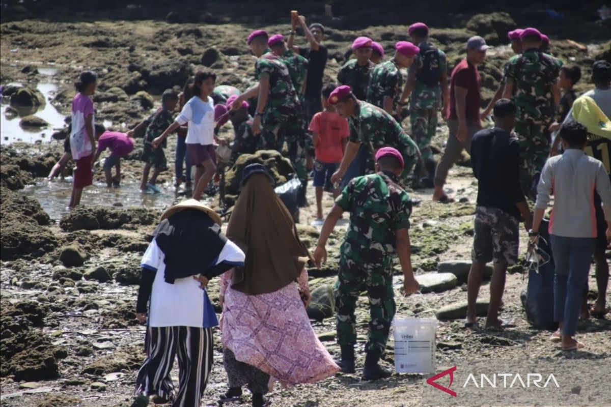 Prajurit TNI AL bersihkan pesisir Hualoy demi angkat potensi wisata