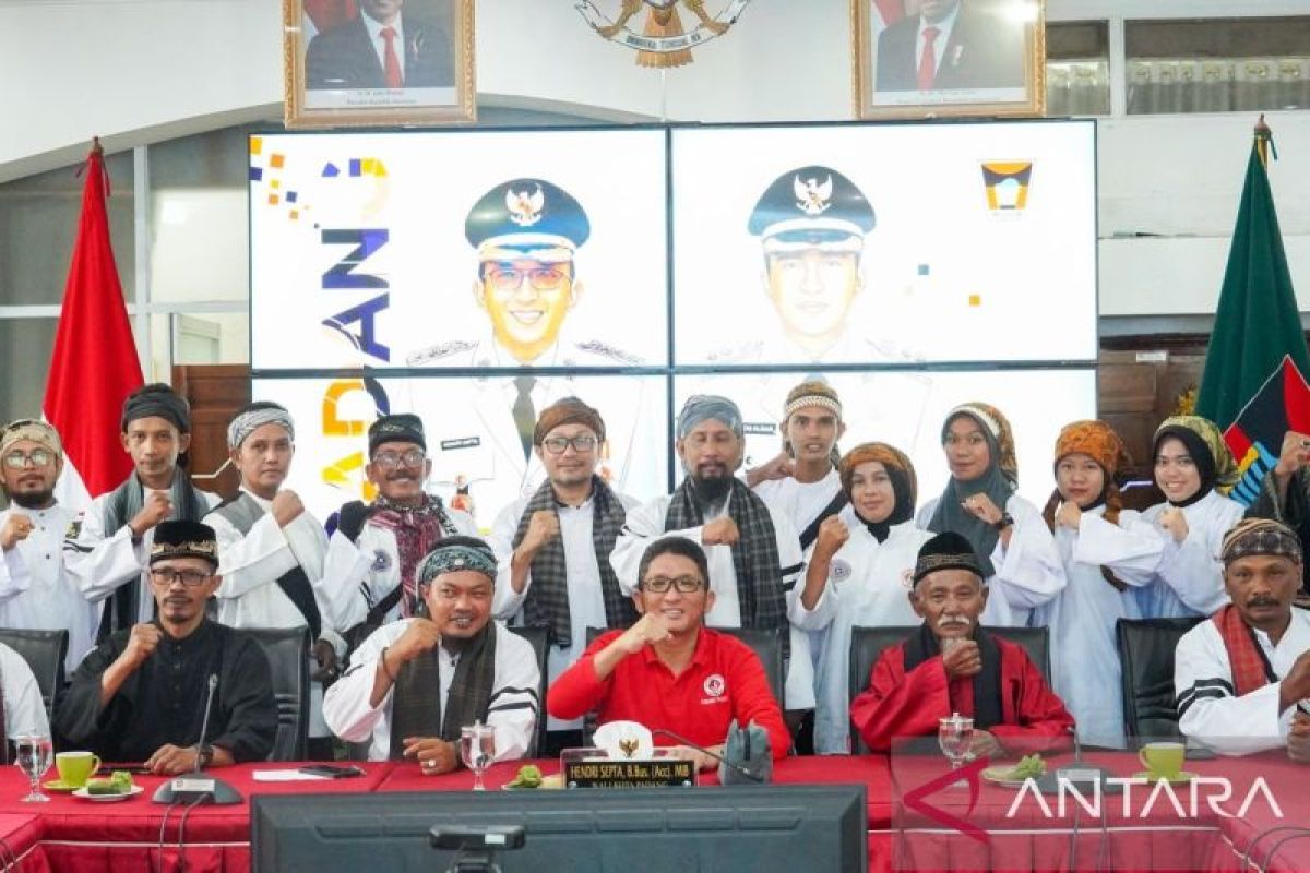 Silaturrahmi dengan Guru Silek Taralak, Hendri Septa Minta Lestarikan Budaya Lewat Pencak Silat