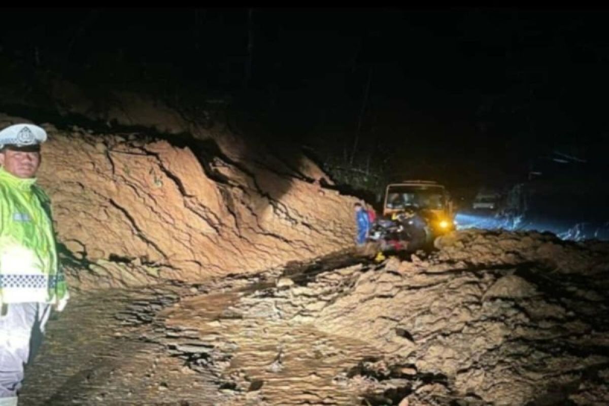 Polisi terapkan sistem buka tutup jalur di lokasi longsor Liwa-Krui
