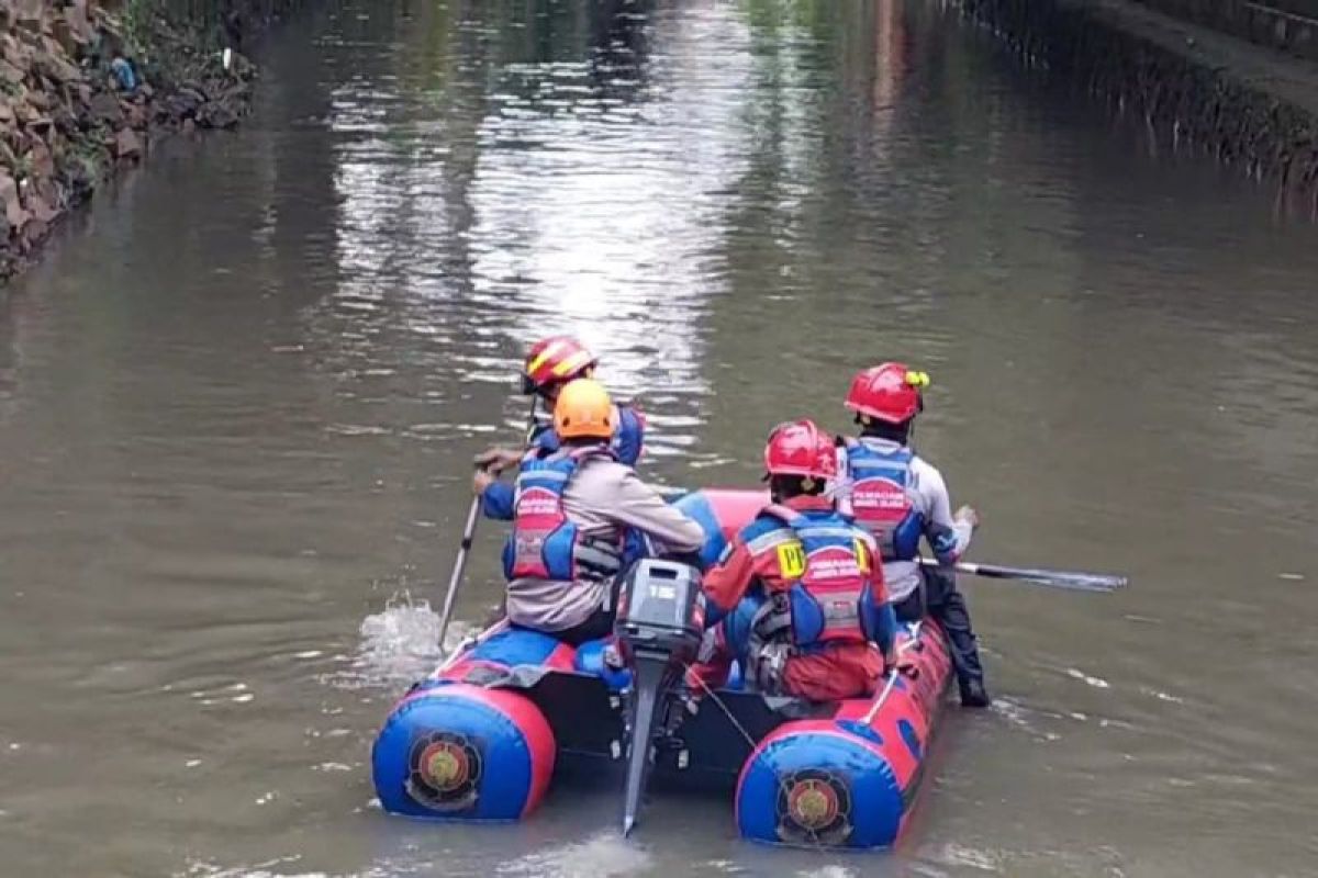 Tim SAR menghentikan sementara pencarian dua anak yang hanyut di Jaksel