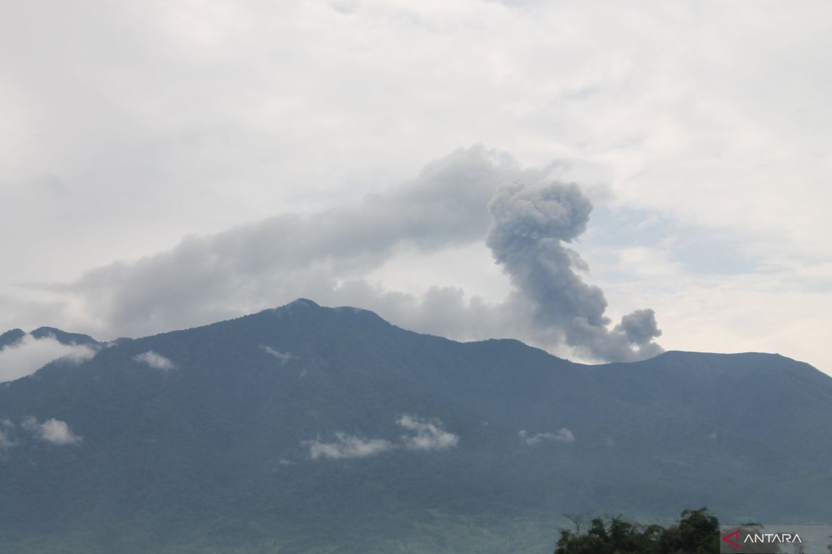 Gunung Marapi Sumbar erupsi 62 kali sepanjang Februari